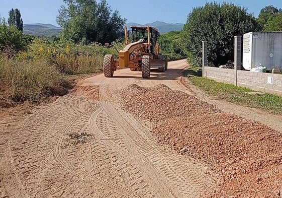 Imagen del inicio de los trabajos de asfaltado en caminos del medio rural de Ponferrada.