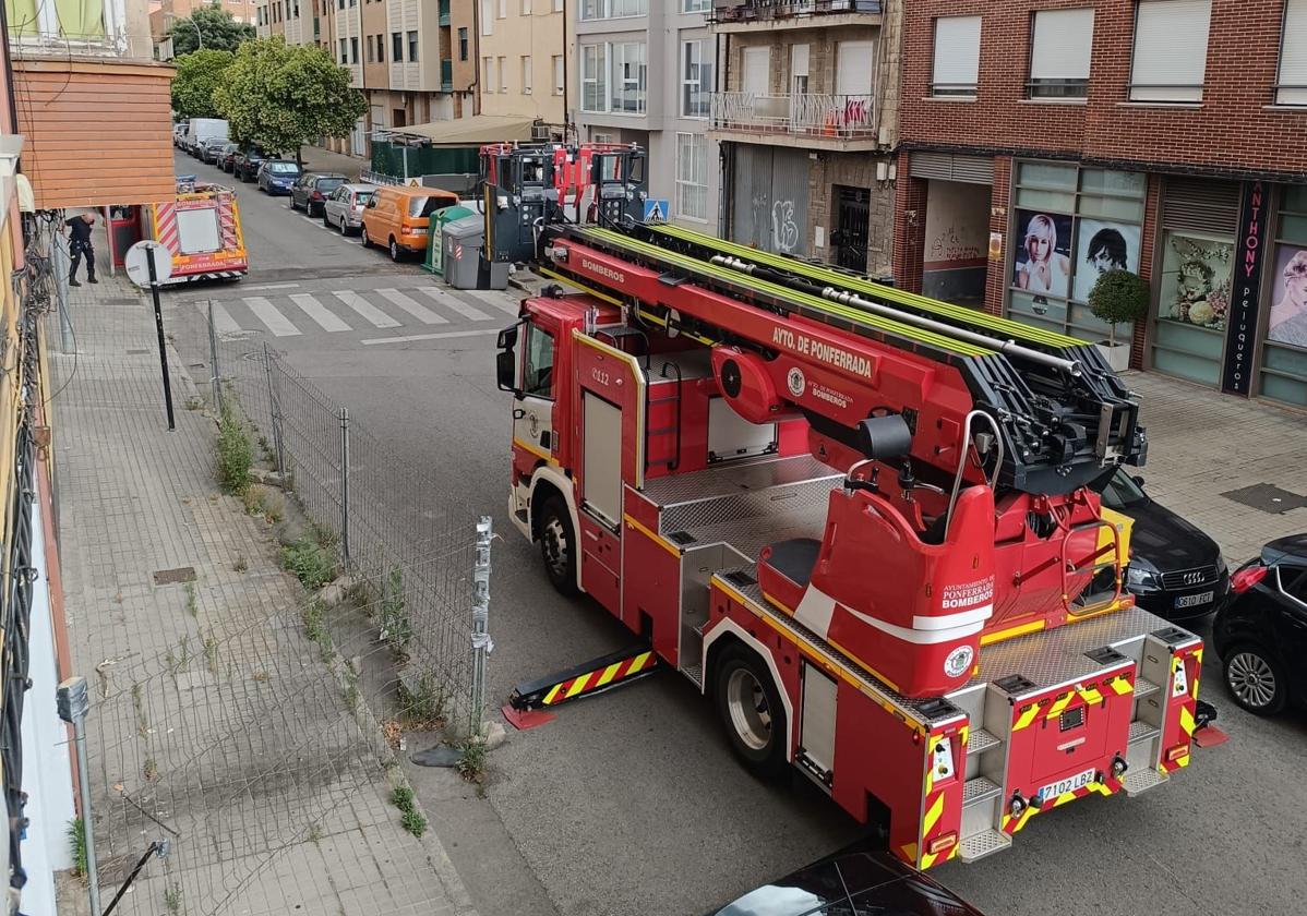 Imagen de los vehículos de los Bomberos de Ponferrada durante la intervención.