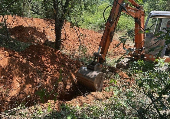 Trabajos de búsqueda de una fosa en Montearenas.