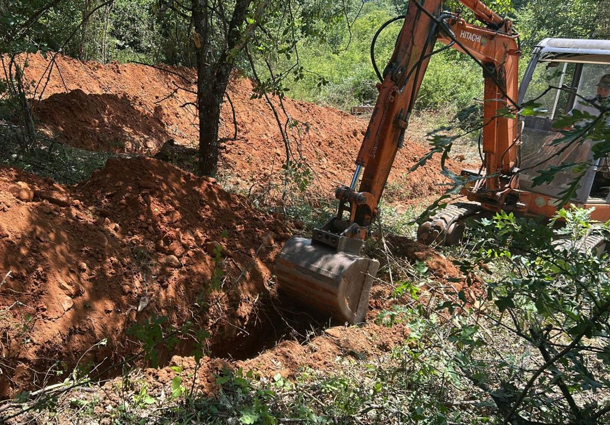 Trabajos de búsqueda de una fosa en Montearenas.
