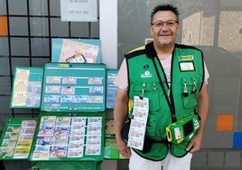 El vendedor de la Once, Rogelio Álvarez, en su puesto de venta situado en la calle Ancha de Ponferrada.