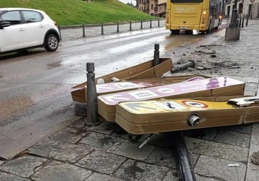 Un conductor cruza de carril y destroza un bolardo y una señal frente al castillo