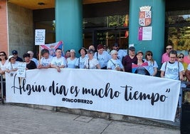 Concentración de OncoBierzo ante la sede de la Junta en Ponferrada para exigir oncólogos y mejoras para la sanidad de la comarca.