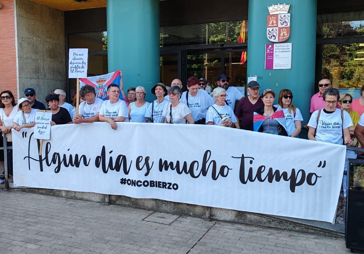 Concentración de OncoBierzo ante la sede de la Junta en Ponferrada para exigir oncólogos y mejoras para la sanidad de la comarca.