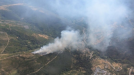 Medios aéreos y terrestres participan en la extinción de un incendio en Silván