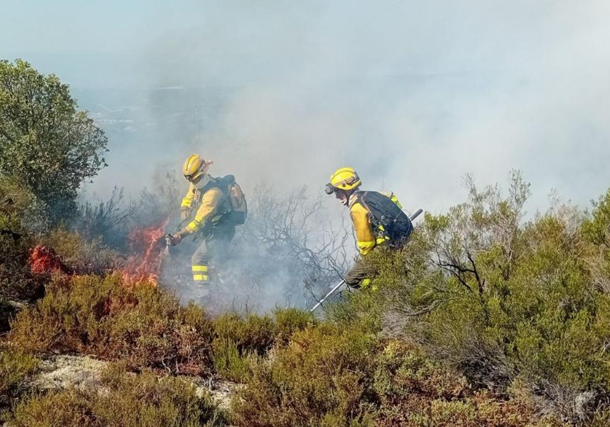 Los equipos de extinción de la Junta, en el incendio de Pardamaza.