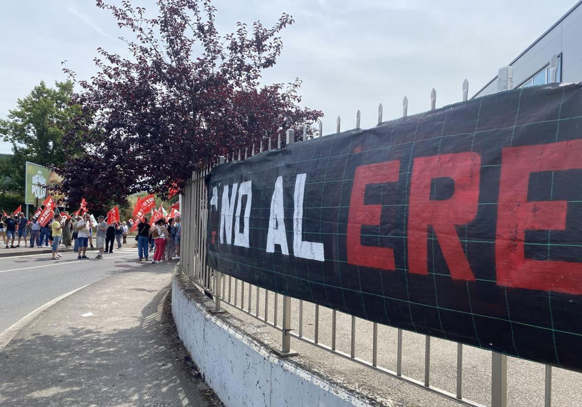 Pancarta de 'No al ERE' en el centro de trabajo de Teleperformance en Ponferrada.