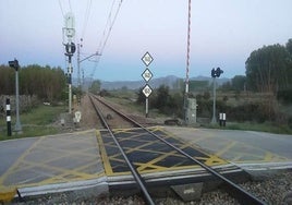 Paso a nivel que se va a suprimir en Dehesas.
