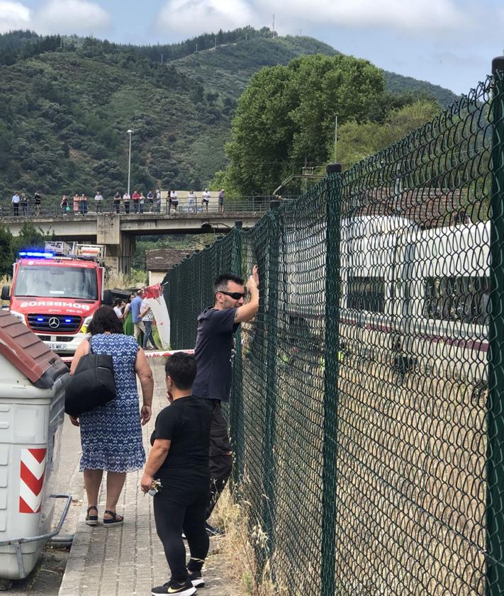 Imagen secundaria 2 - Policía, bomberos y vecinos, en el lugar del suceso.