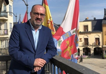 El alcalde de Ponferrada, Marco Morala, junto a la bandera del Bierzo en el balcón del Ayuntamiento.