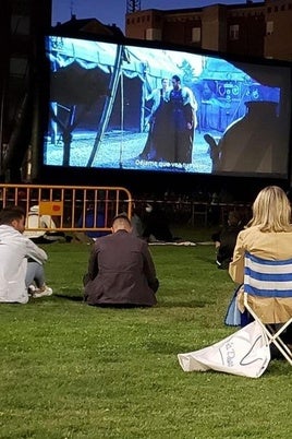 Imagen de archivo de cine al aire libre.