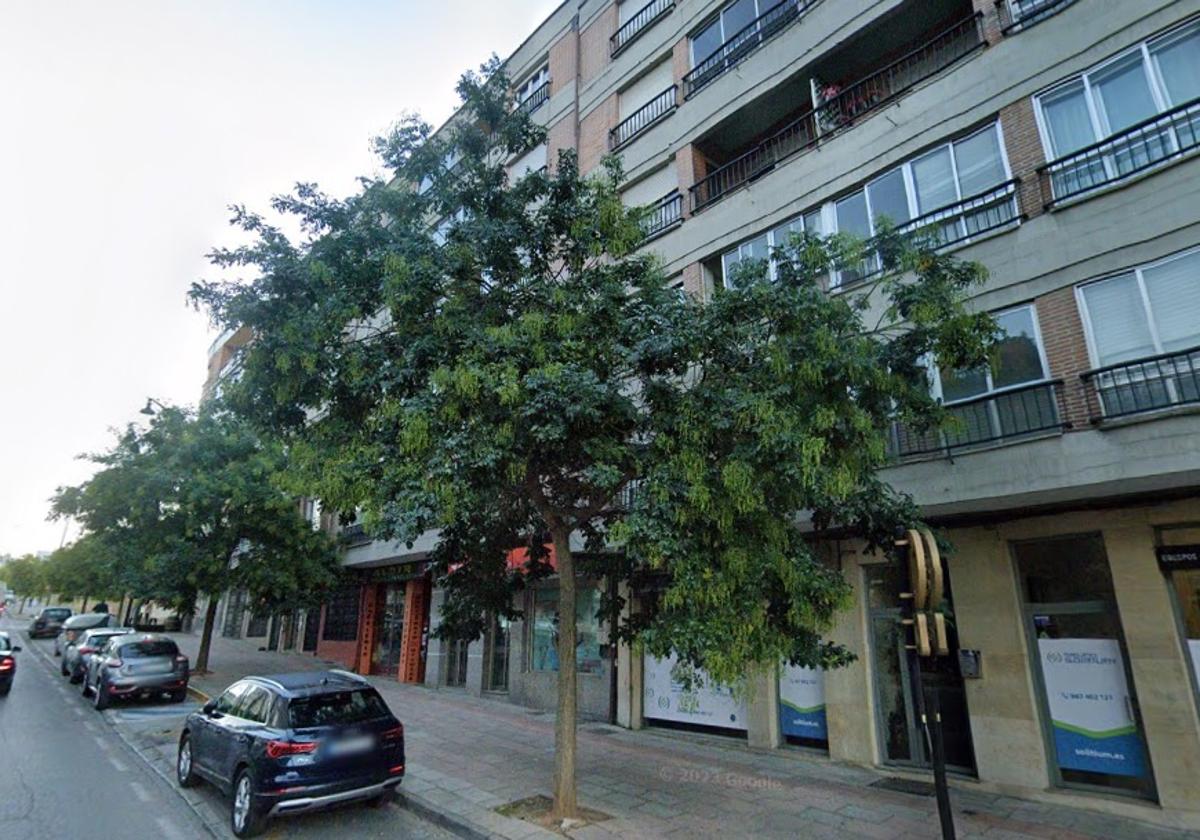 Imagen de la calle donde está ubicado el piso a subasta.