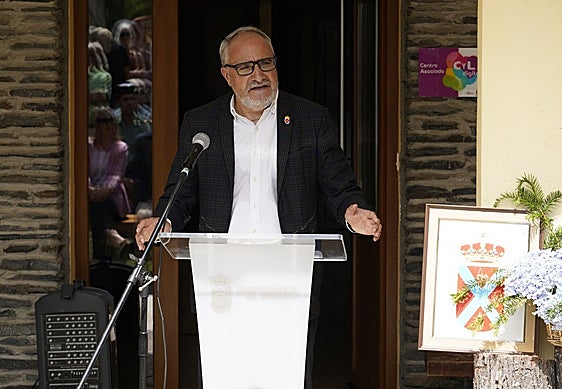Acto del 25 aniversario del primer izado de la Bandera del Bierzo, que organizan conjuntamente el Consejo Comarcal del Bierzo y el Ayuntamiento de Peranzanes