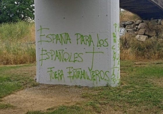 Una de las pintadas aparecidas en el paseo del Río de Ponferrada.