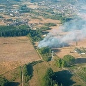 Medios terrestres y aéreos sofocan un incendio en Cubillos de Sil