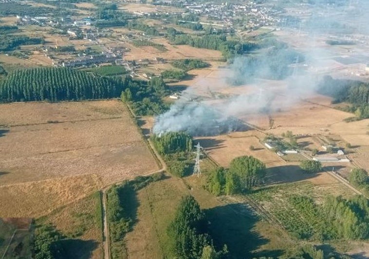 Medios terrestres y aéreos sofocan un incendio en Cubillos de Sil