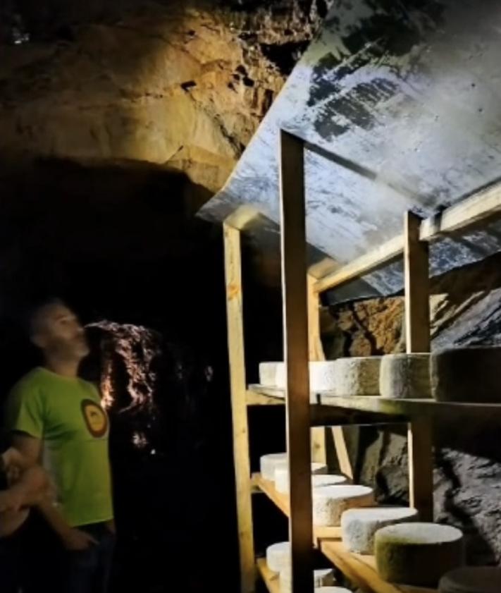 Imagen secundaria 2 - Imagen de la mina reconvertida a centro de maduración de queso.