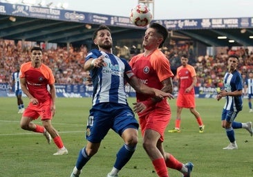 Borja Valle en un partido con la Ponferradina.