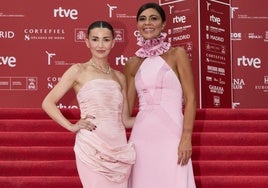 Alexandra Pereira y Silvia Fernández posan en la alfombra roja de los Premios de la Academia de la Moda Española.
