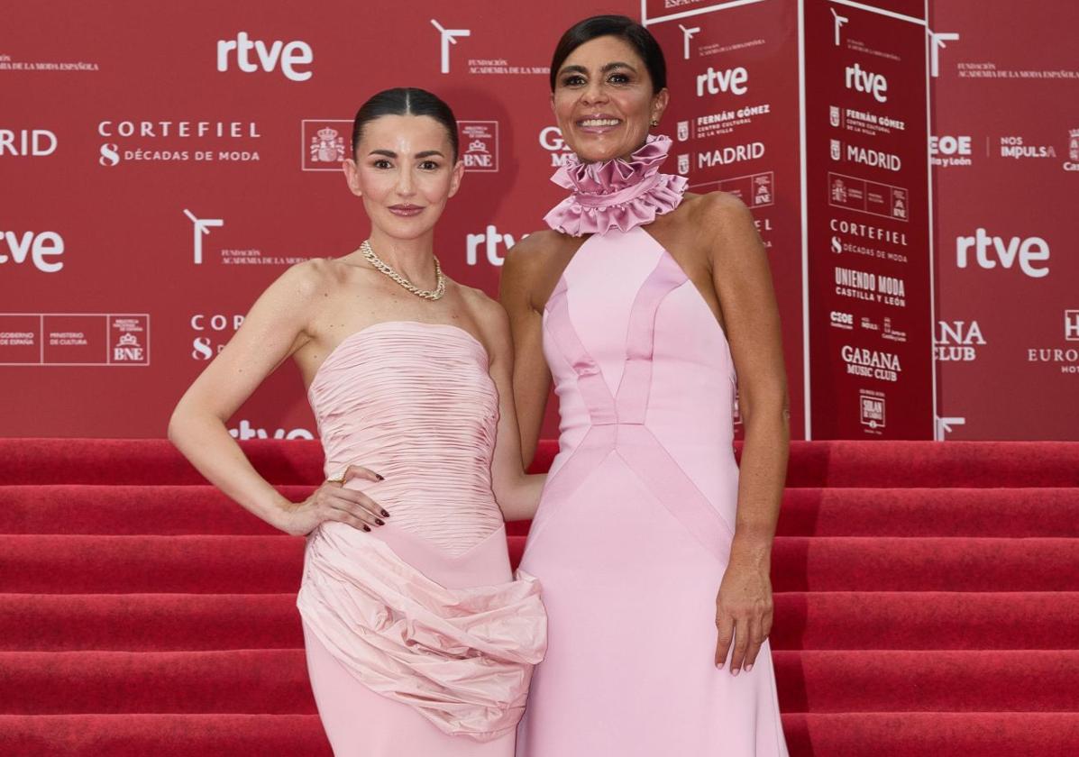 Alexandra Pereira y Silvia Fernández posan en la alfombra roja de los Premios de la Academia de la Moda Española.