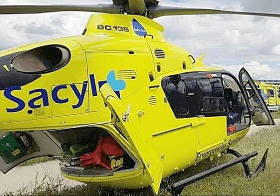 Imagen de un helicóptero de Sacyl.