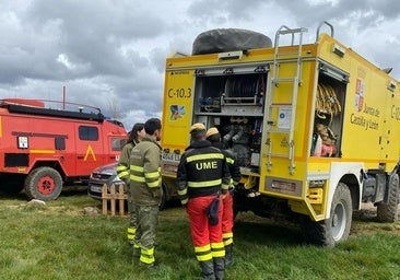 La UME de León se despliega en el incendio que sigue activo en Navaluenga