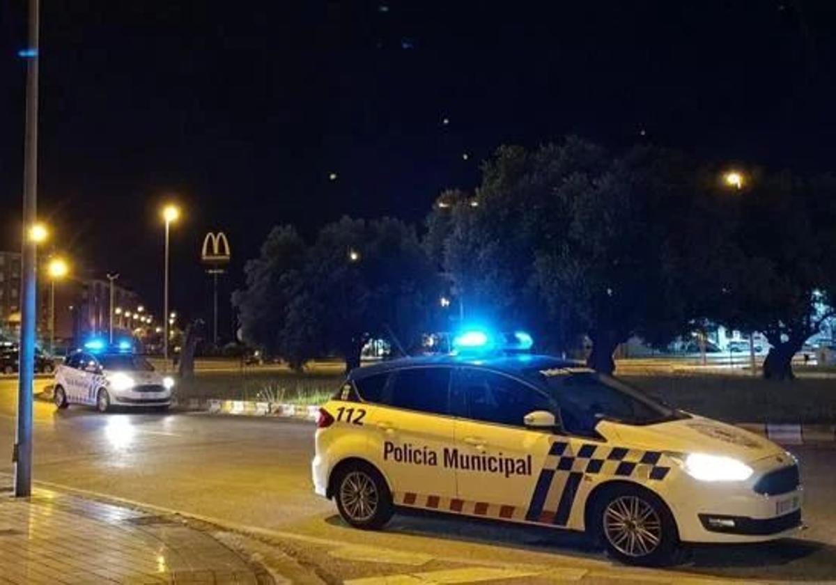 Imagen de dos patrullas de la Policía Municipal de Ponferrada.