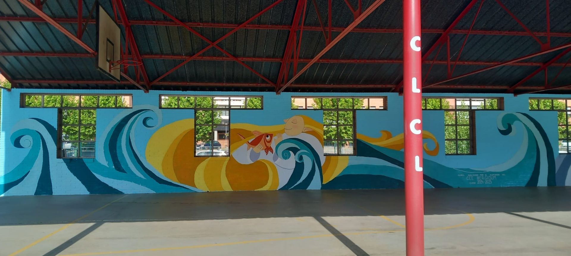 Imagen del mural que preside el patio cubierto del CEE Bergidum.