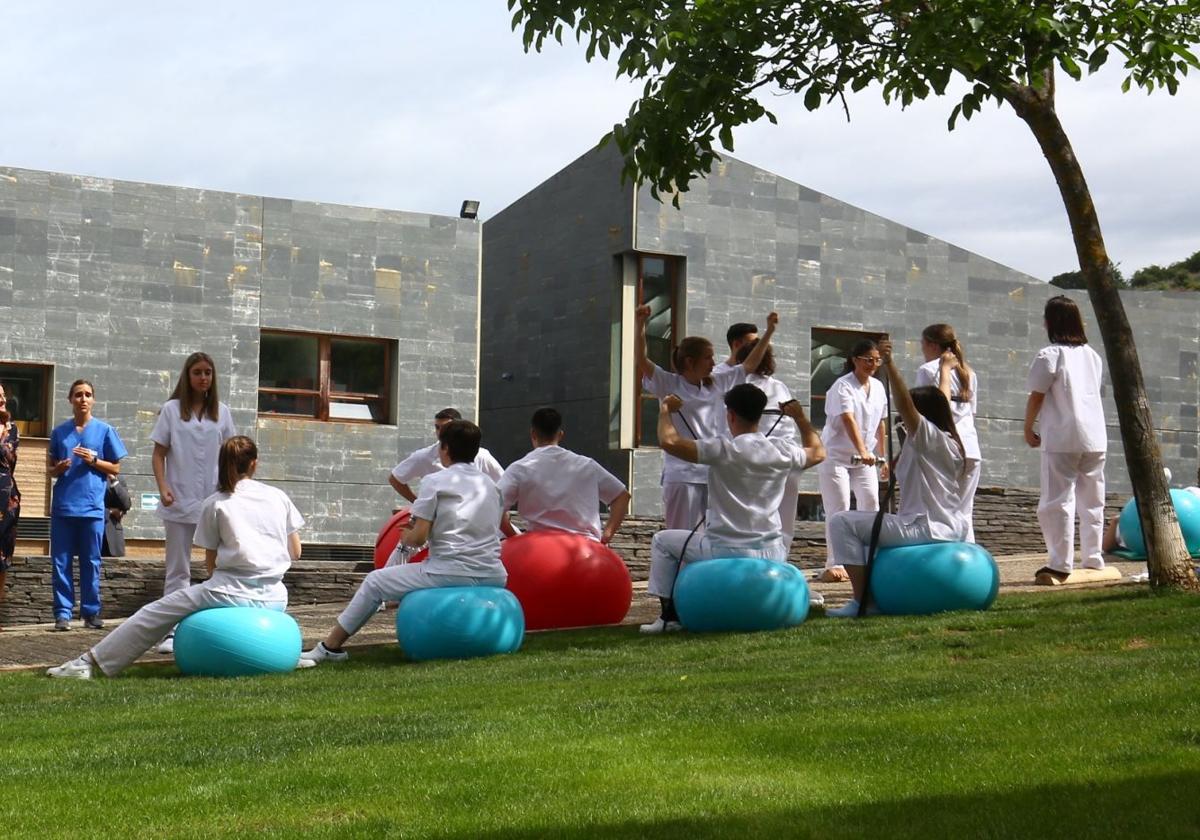 Imagen de archivo de alumnos del campus de Ponferrada realizando prácticas en el exterior.