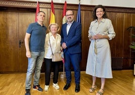 El alcalde de Ponferrada y la edil de Presidencia, junto a los familiares de Mario Tascón.