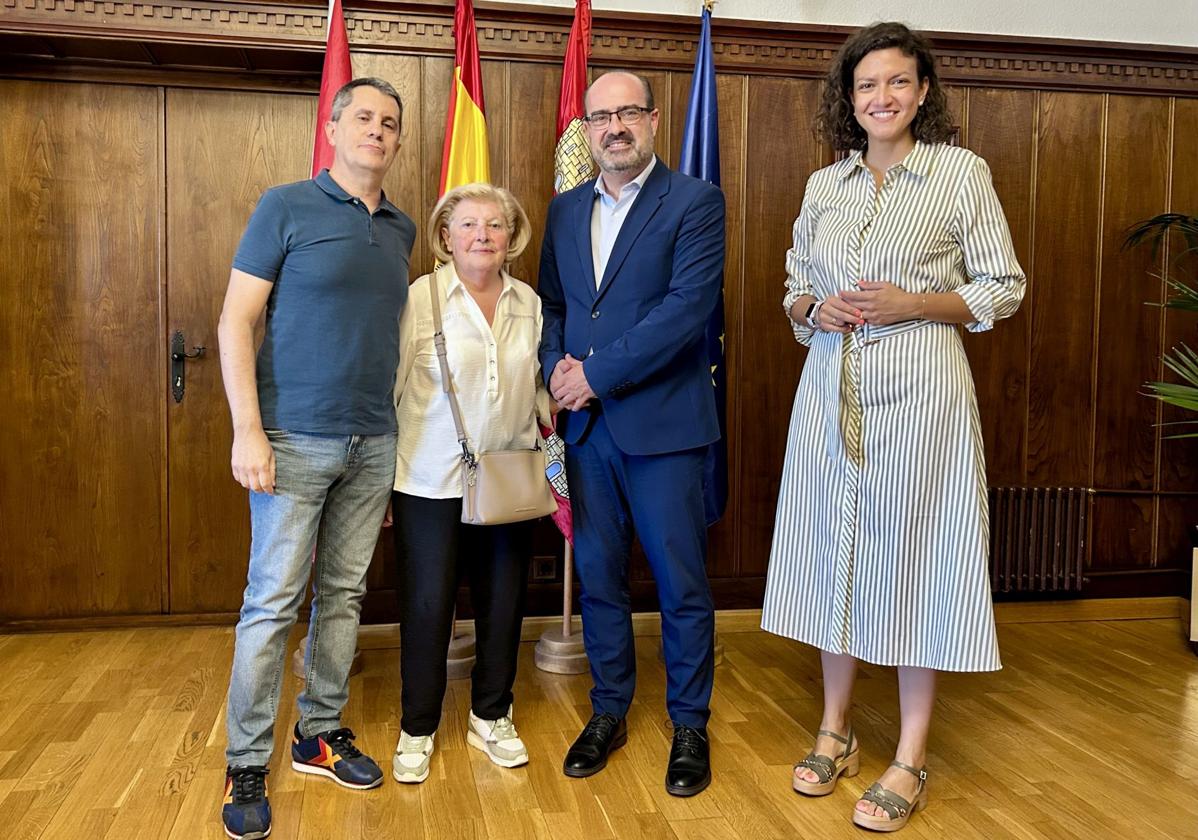 El alcalde de Ponferrada y la edil de Presidencia, junto a los familiares de Mario Tascón.