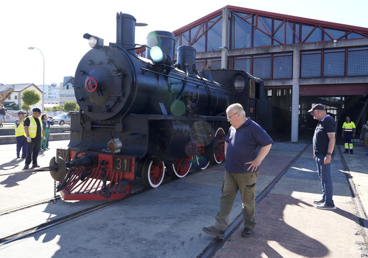 Imagen principal - Imágenes del traslado de la locomotora desde el Museo del Ferrocarril de Ponferrada.