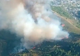 Imagen del incendio en Villafranca del Bierzo realizada el lunes por la tarde.