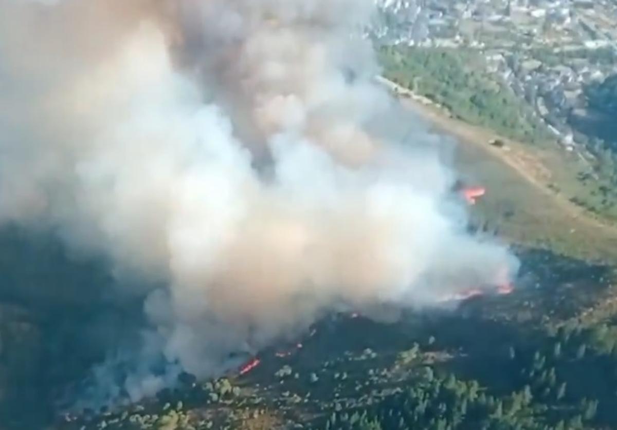 Imagen del incendio en Villafranca del Bierzo realizada el lunes por la tarde.