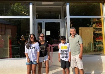 Imagen de la familia en la tienda 'Autoservicio Alicia' en Tremor de Arriba.