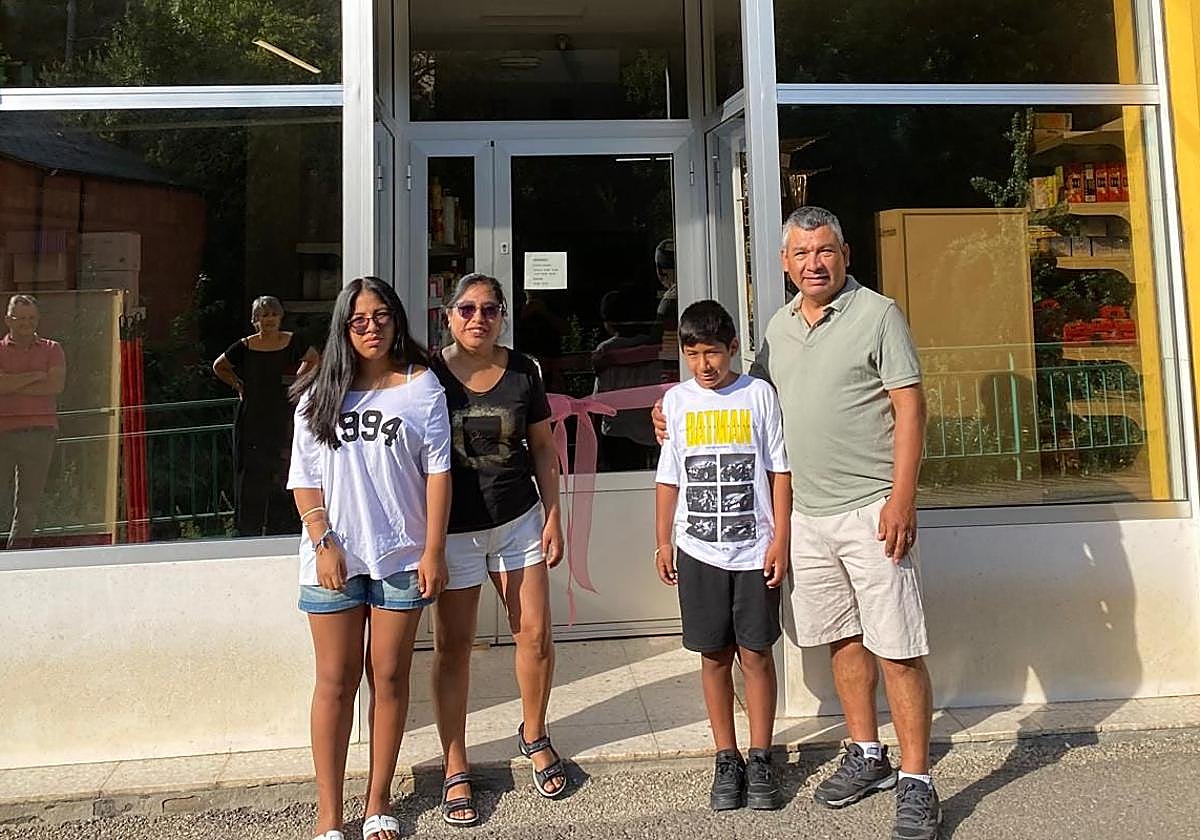 Imagen de la familia en la tienda 'Autoservicio Alicia' en Tremor de Arriba.