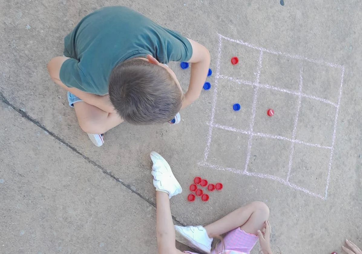Niños realizando juegos tradicionales en el taller