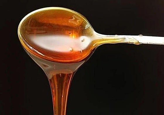 Cuchara echando miel.