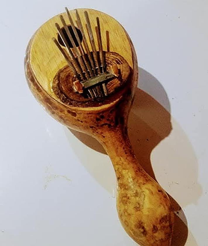 Imagen secundaria 2 - Maikel Barreira junto a nuevos intrumentos creados artesanalmente (arriba y abajo izquierda), además de un piano para pulgares (abajo derecha).