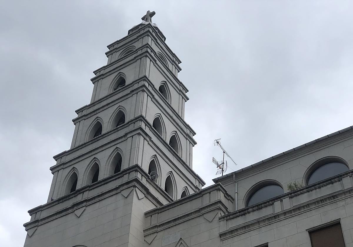 Campanario de la iglesia parroquial de San Ignacio de Ponferrada.
