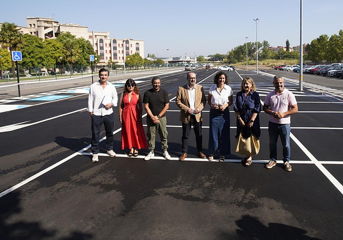 El alcalde de Ponferrada, Marco Morala (C), junto a diferentes autoridades, en la inauguración del aparcamiento ejecutado junto al Centro de Salud de Flores del Sil.