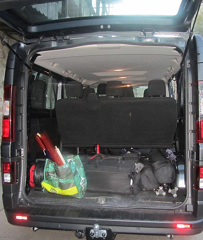 Imagen secundaria 2 - Miembros del equipo del documental 'El Bierzo en espera' durante días de rodaje (arriba y abajo izquierda) y la furgoneta que alquilaron gracias a las donaciones (abajo derecha).