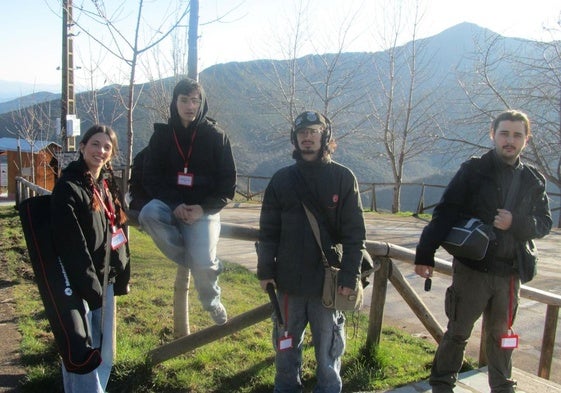 Miembros del equipo de 'El Bierzo en espera' en un día de rodaje.