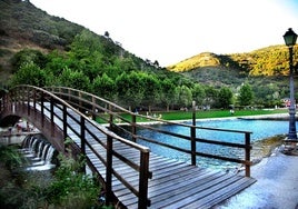 Pasarela de madera sobre el río Burbia.