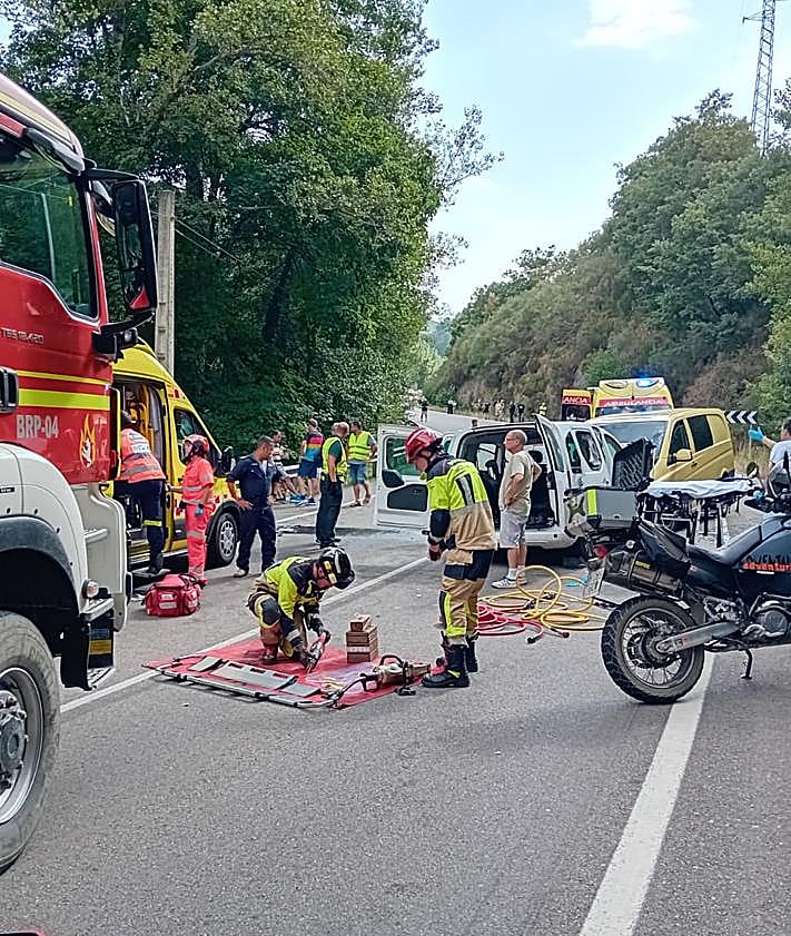 Imagen secundaria 2 - Más imágenes del accidente en Palacios del Sil.