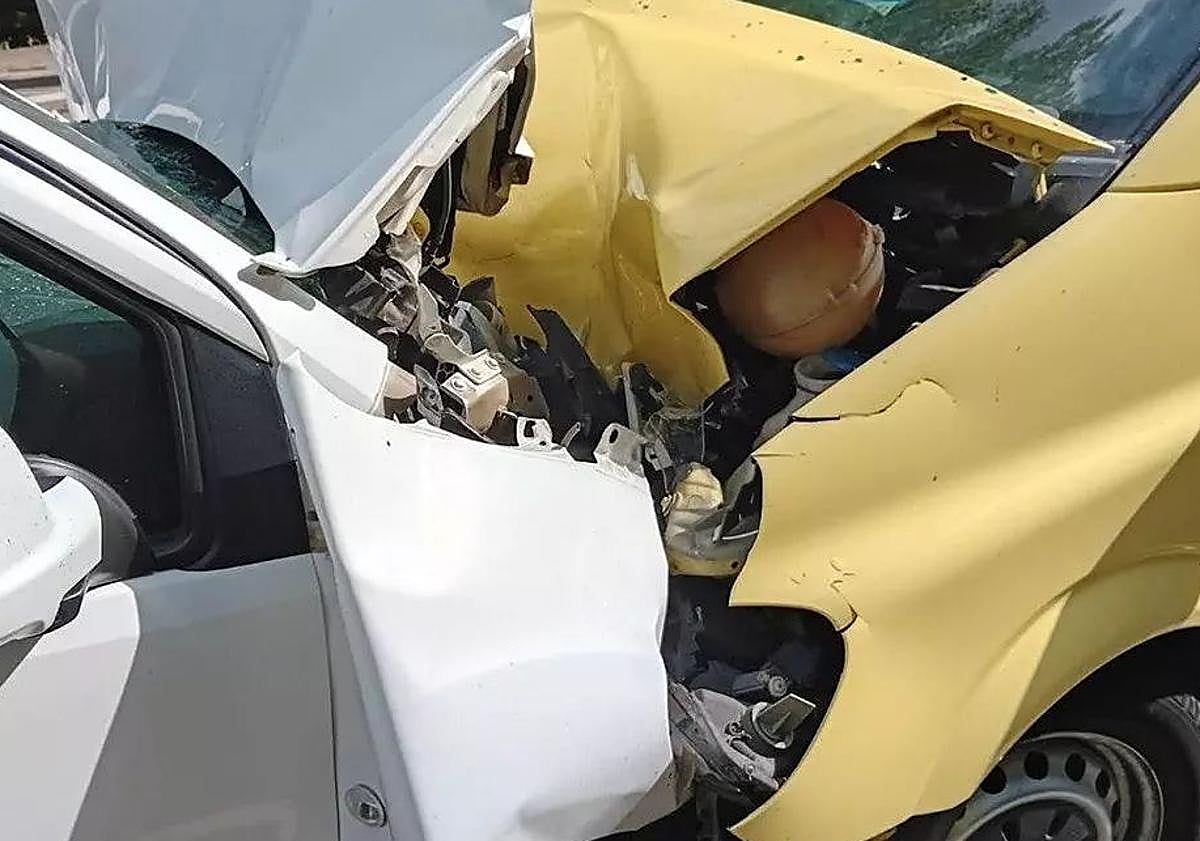 Imagen principal - Más imágenes del accidente en Palacios del Sil.