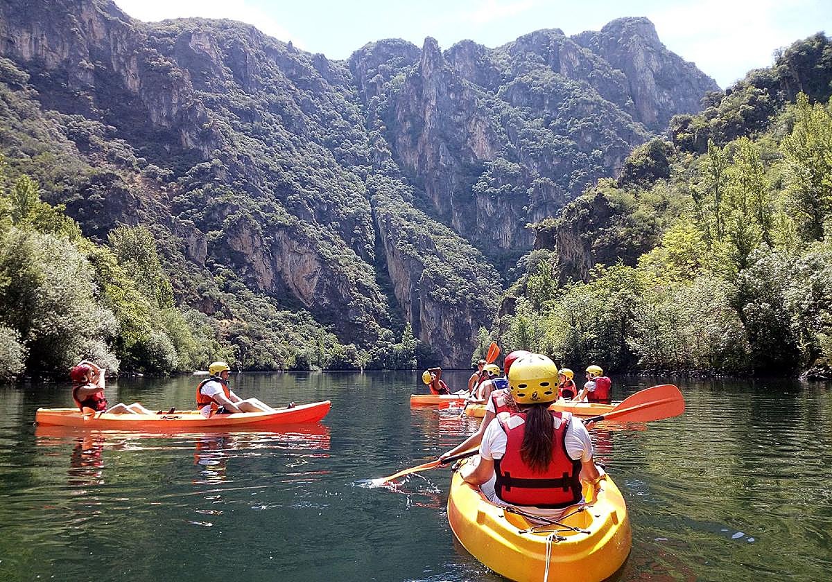 El descenso del Sil, una de las actividades del campamento.