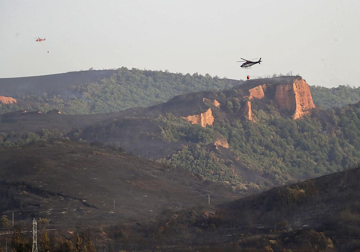 Medios aéreos sobre una zona afectada por el fuego que ha arrasado parte del espacio natural de Las Médulas.