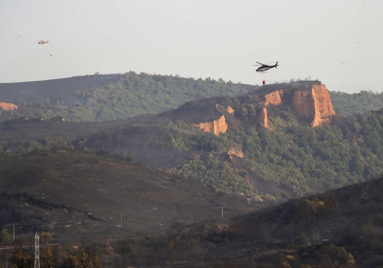 Consolidan el 80% del perímetro del incendio de Las Médulas, pero «el 20% va a dar guerra»