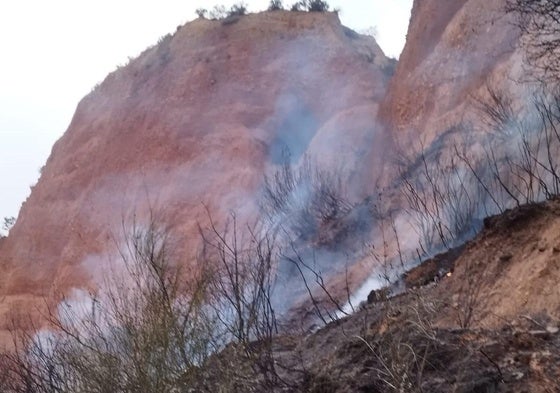 Imagen de los restos del fuego junto a los picachos de Las Médulas.